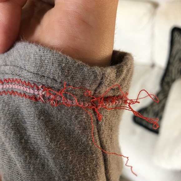 Embroidered crop hoodie - Picture 4 of 5